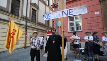 "Slušní lidé" dostali tisícové pokuty za přerušení divadelní hry