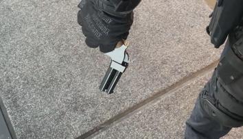 VIDEO: Funkční zbraň i výbušniny. Policie popsala dramatický zásah v Brně