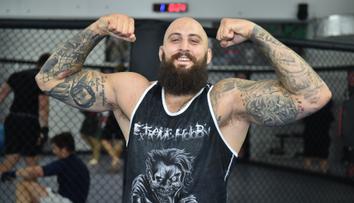 MMA šampion Martínek se pochlubil sexy přítelkyní. Ta pracuje v erotických službách