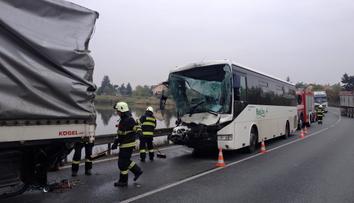 Autobus s 15 pasažéry nedobrzdil, řidiče museli vystříhat hasiči