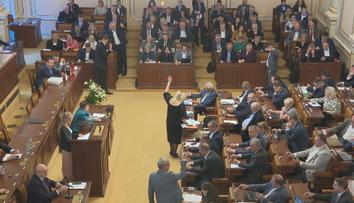 První trhliny v jednotě SPOLU a STAN. Tři poslanci Starostů vládu nepodpořili