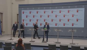 Vláda schválila velkou změnu pro řidiče: Při převodu aut už lidé nebudou muset na úřad