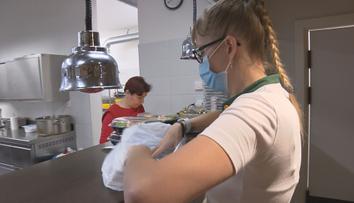 Restaurace a hospody zavřou už v osm, připraví je to o miliardu týdně