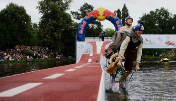 Ujeď, nebo spadni. Red Bull pošle domácí kutily na kola nad Vltavu