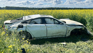 Ženich spěchal na svatbu a zemřel v autě. Policie zjistila, co nehodu způsobilo