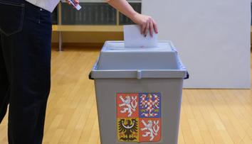 Volby 2025: Opilý předseda komise i sebevražda skokem z okna