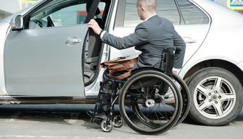 V elektromobilitě Česko zapomíná na vozíčkáře. Přístup k nabíječkám je tragický