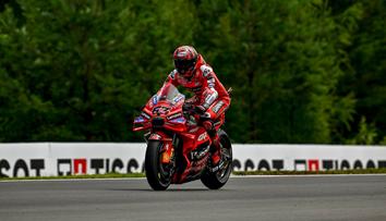 Rozčílený Bagnaia po propadáku: Dochází mi trpělivost. Po stáji chce vysvětlení
