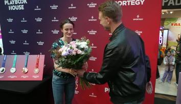Dojatá Sáblíková se loučila s kariérou. Dostala obří květinu od reportéra TV Nova