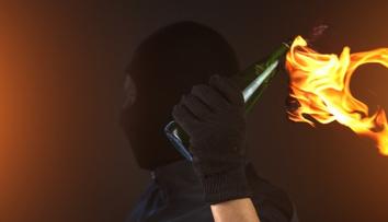 Hádka skončila hozeným molotovem. Muž měl zapálit dům s dítětem uvnitř
