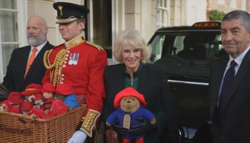 Překvapení ve školce. Královna Camilla předala dětem vzácné dárky