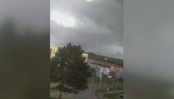 Z nebe padaly autodíly. Průmyslový areál u Zlína zasáhlo tornádo