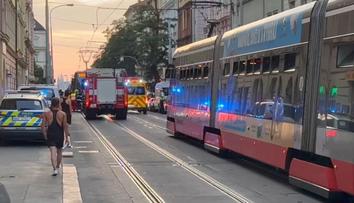 Tramvaj na Žižkově srazila dva lidi. Vážně zraněný muž skončil v nemocnici