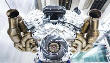 Motor desetiletí! Úžasný nabušený stroj požene divokou valkýru