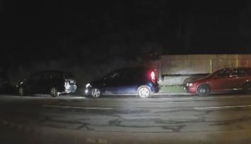 Řidič zoufale bojoval s parkovacím místem. Celou dobu se tím bavili strážníci