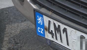 Lidé si přelepují na SPZ symbol EU, hrozí za to mastná pokuta