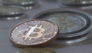 Vzpruha pro Bitcoin. Možnost koupit ho zprostředkovaně zvýšila jeho hodnotu