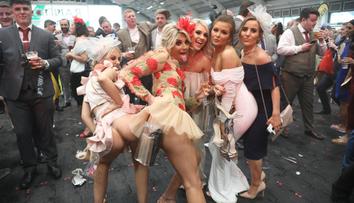 Sodoma Gomora na dostizích! Zlité paničky ukázaly úplně všechno