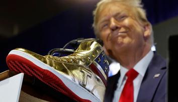 Trump začal den po odsouzení k obří pokutě prodávat značkové tenisky