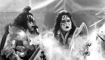 Rána pro fanoušky kapely Kiss. Zemřel kytarista Ace Frehley (†74)