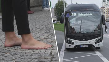 Řidička autobusu zavolala policii na ženu bez bot. Přepravní řád to ale nezakazuje