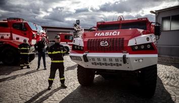 Jen si zkuste blokovat záchranářskou uličku! Hasiči mají vůz do první linie