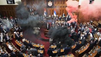 Srbové po sobě v parlamentu házeli dýmovnice. Dvě poslankyně bojují o život