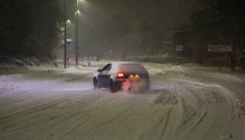 Sníh mimo hory: Do Česka se přihnala chumelenice, ČHMÚ hlásí až 5 cm