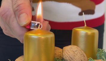 Hasiči už vyjížděli k prvnímu požáru adventního věnce. Záchranáři museli ošetřit dítě