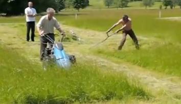 Kosa nebo motorová sekačka? Kdo vyhrál závody v sekání trávy?