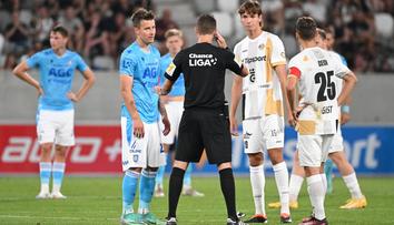 Bláznivý závěr v Hradci. Trubač uklouzl při rohu, radost z gólu vzal VAR