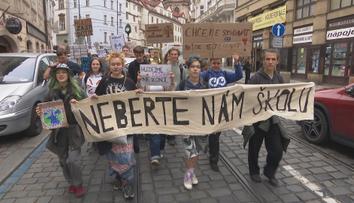Kombinovaná výuka na školách skončí. Rozhodnutí rozpoutalo vlnu protestů