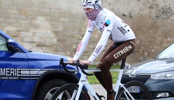 Cyklista zapomněl na nové pravidlo, za odhození láhve byl diskvalifikován