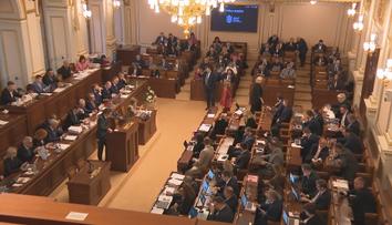 Vláda jedná o zmrazení platů politiků. Podle opozice jde o populismus