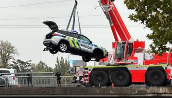 Neobvyklá nehoda v Praze. Policejní auto přerazilo svodidla a spadlo do Vltavy