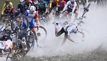 VIDEO: Ošklivá nehoda v cyklistice, mistr světa saltem přeletěl řídítka