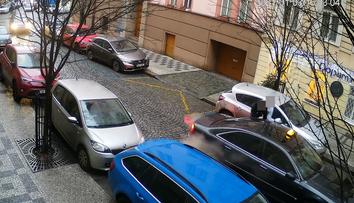 Muž brutálně zbil ženu, poté ji donutil vlézt do taxíku. Policie hledá svědky