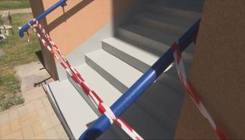 Uzavření bezbariérového vstupu uvěznilo seniory. Nemá je kdo snést ze schodů
