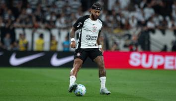 Bizár v Brazílii. Fotbalista byl na střídačce během zápasu na mobilu