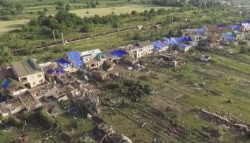 Zkáza v délce 26 km. Letecké záběry ukazují cestu tornáda jižní Moravou