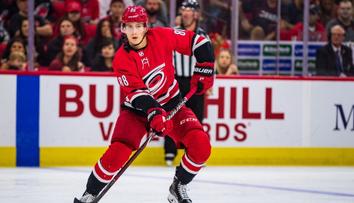 Nečas dvěma body zařídil obrat Caroliny, za Toronto debutoval Král