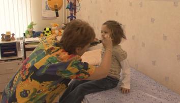 Respiračních chorob přibývá. Nemocnice zakazují návštěvy, vrací se respirátory