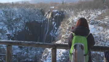 Oblíbený park v Chorvatsku láká turisty i v zimě. Známá jezera přikryl sníh