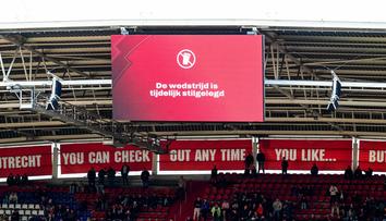 Ajax zažívá hororový úvod sezony. Naštvaní fanoušci dvakrát přerušili zápas