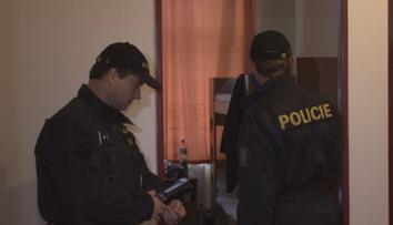 Policisté kontrolovali ubytovny. Jeden z cizinců se schovával v posteli
