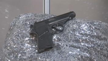 Pistole agenta 007 i helma z Top Gunu. Věci z filmů jdou do dražby