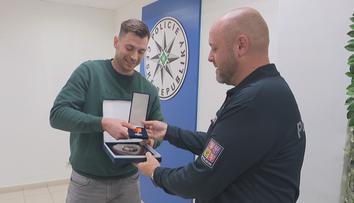 Běžec zachránil policisty, kteří se zřítili do Vltavy. Převzal ocenění
