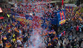 Tisíce lidí, alkohol a bujaré oslavy: Takhle slavila Barcelona titul!