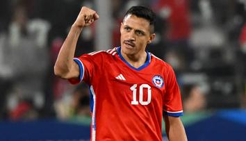 Kuriózní gól v Chile. Brankář si srazil rohový kop Sáncheze přímo do brány