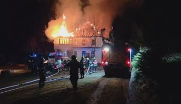 Na Semilsku shořela střecha dvoupatrového domu. Nájemníkům se podařilo uniknout